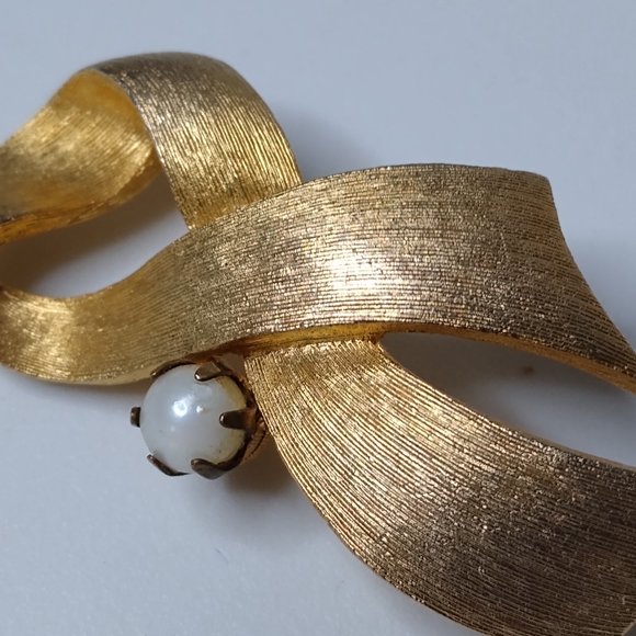 Vintage JJ Faux Pearl And Metal Ribbon Brooch - Picture 7 of 15